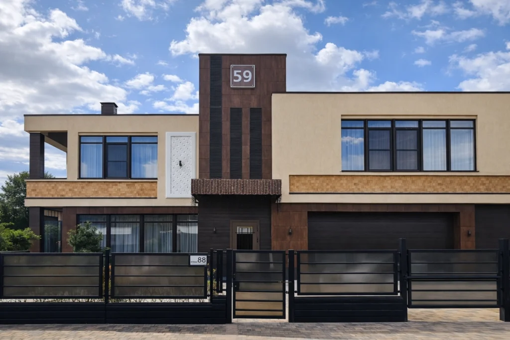 Дом КП "Fortops" Фасад дома 300 м² в КП «Фортопс» после ремонта
